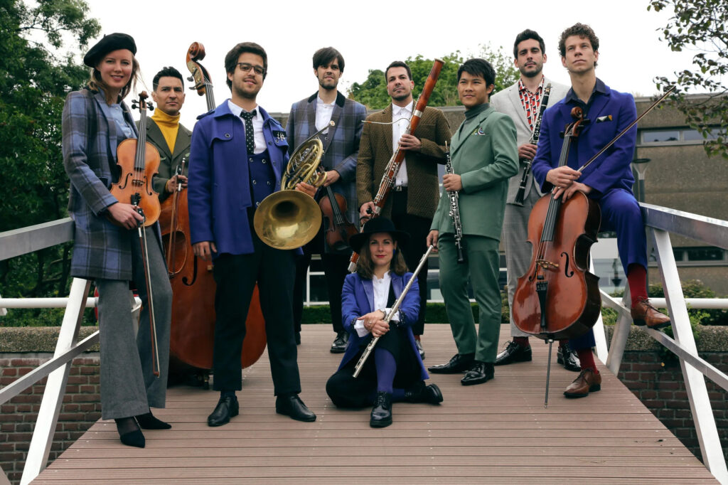 Groep Intercontinental Ensemble met hun instrumenten op een brug